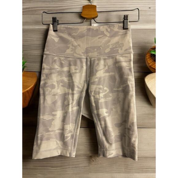 Camo Pants - lululemon Wunder Under HR‎ Short 10" Jac Size 2 Camo Alpine/White